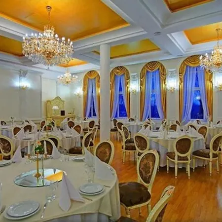 ホテル Hotel Holiday Park 3*
