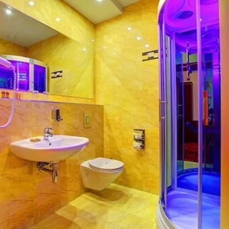Hotel Holiday Park מלון 3*