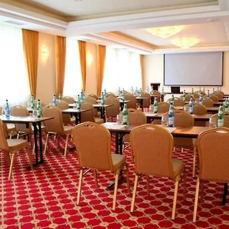 Hotel Holiday Park מלון