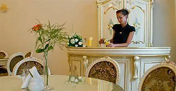 Hotel Holiday Park מלון 3*