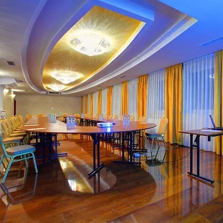 Hotel Holiday Park מלון 3*