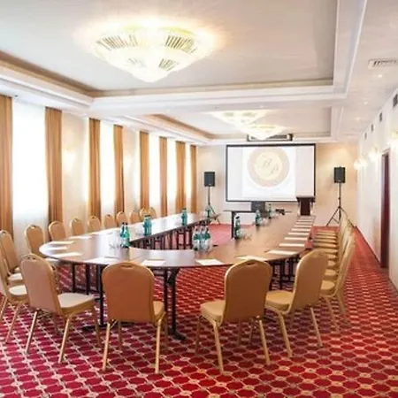 호텔 Hotel Holiday Park