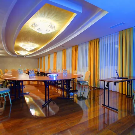 Hotel Holiday Park Готель 3*