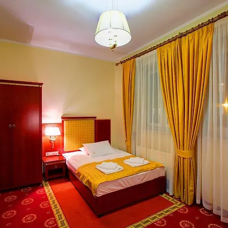 Hotel Holiday Park מלון 3*